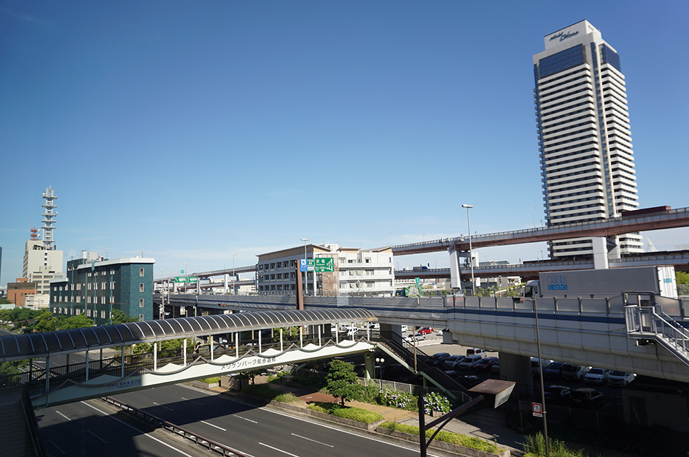 レンタルオフィス エリンサーブ 神戸オフィス 周辺写真23　オフィスから見える景色　国道2号線とホテルオークラ神戸
